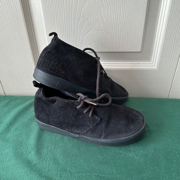 Gap, Night Shadow, boys suede mid top shoe,  boys size 2 - Picture 1 of 6